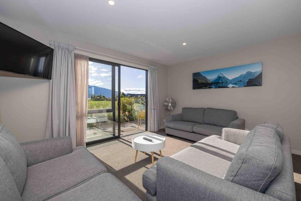 Great Views From New 2 Bedroom Apartment Te Anau Luaran gambar