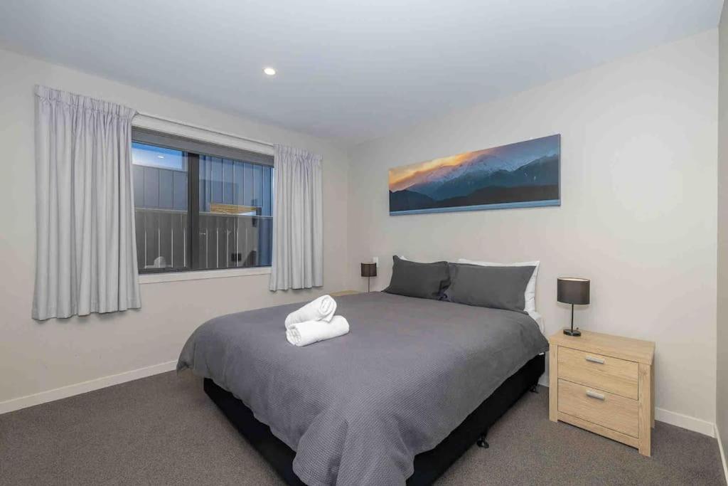 Great Views From New 2 Bedroom Apartment Te Anau Luaran gambar
