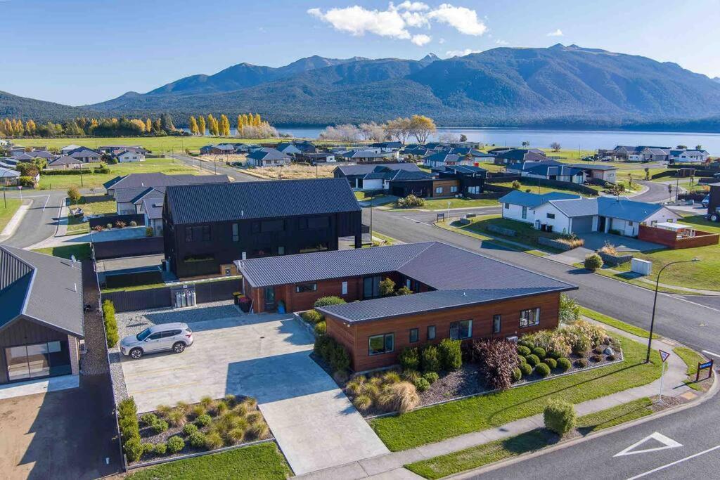 Great Views From New 2 Bedroom Apartment Te Anau Luaran gambar
