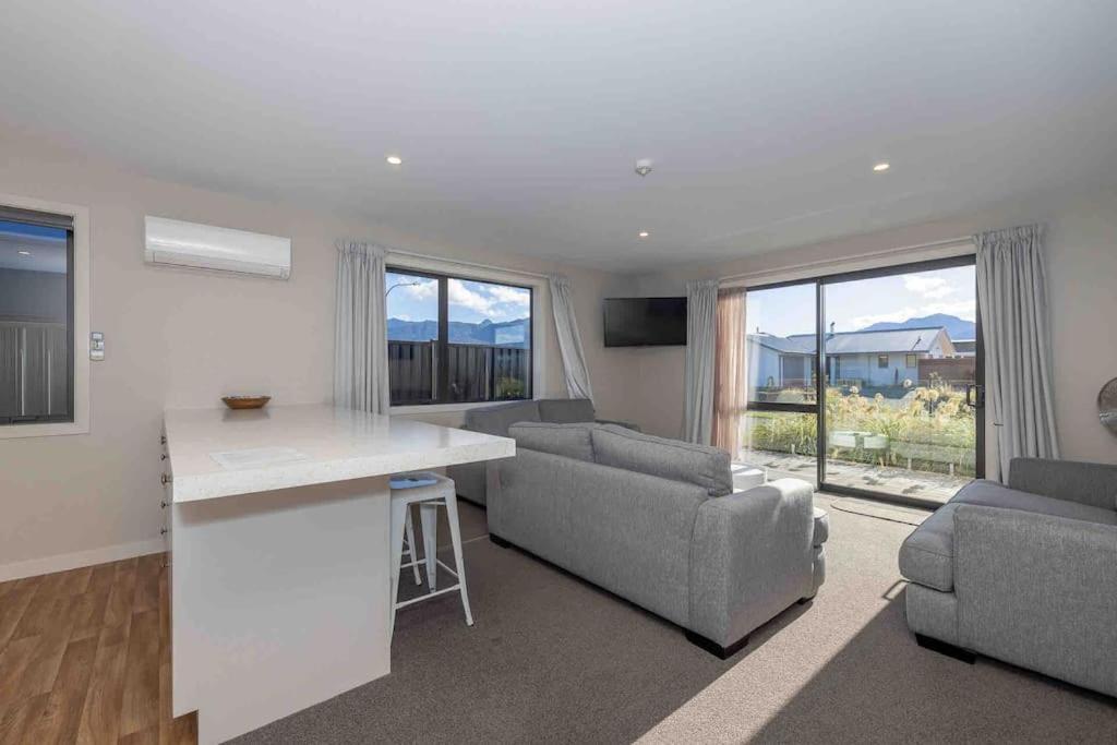 Great Views From New 2 Bedroom Apartment Te Anau Luaran gambar
