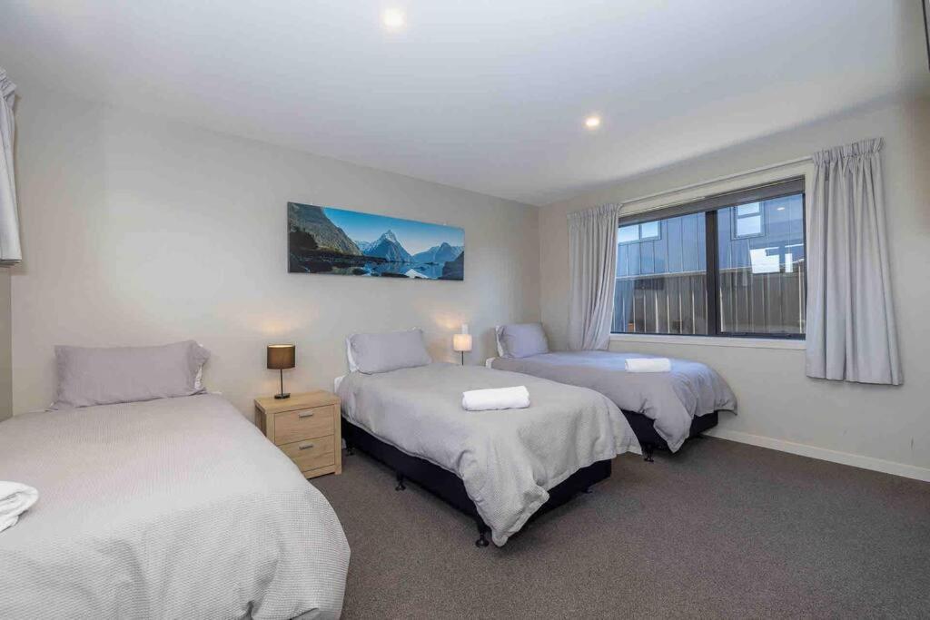 Great Views From New 2 Bedroom Apartment Te Anau Luaran gambar