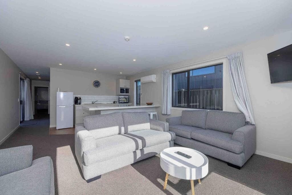 Great Views From New 2 Bedroom Apartment Te Anau Luaran gambar