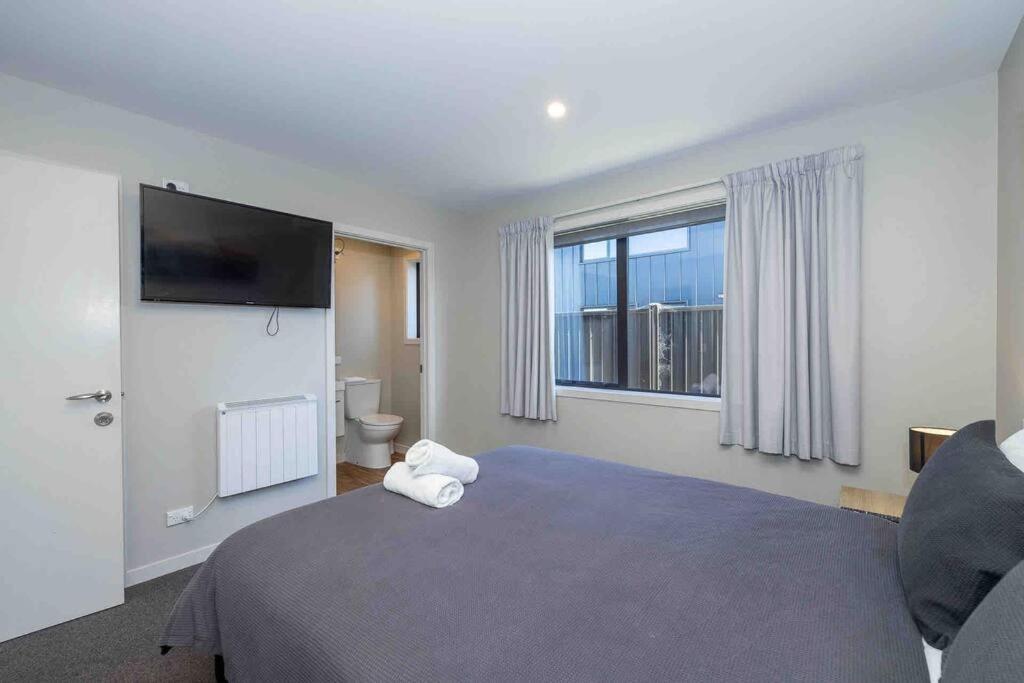 Great Views From New 2 Bedroom Apartment Te Anau Luaran gambar